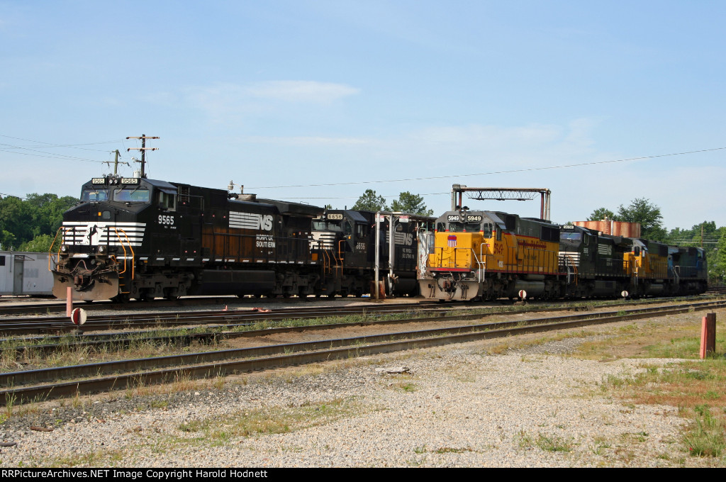 NS 9565 and others in Glenwood Yard